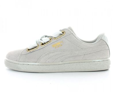 Les baskets Puma Sued sont de couleur gris clair avec des détails dorés.