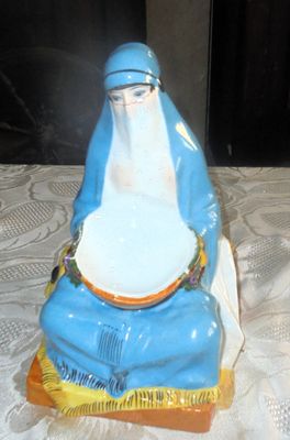 une figurine représentant une femme assise sur une table