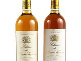 deux bouteilles de vin posées l'une à côté de l'autre sur une surface blanche