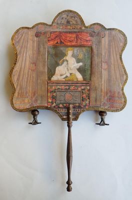 la photo d'une femme sur un miroir accroché au mur