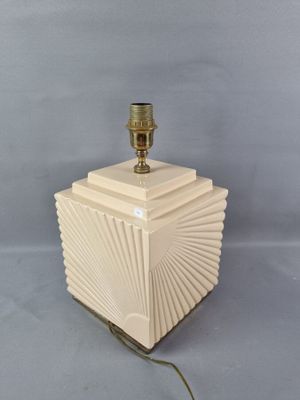 l'image d'une lampe posée sur une table