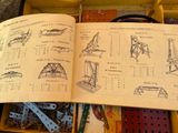 un livre ouvert contenant des instructions sur l'utilisation d'une machine à coudre