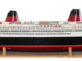 une maquette d'un grand paquebot de croisière exposée