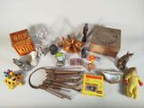 un grand nombre d'objets posés sur une table