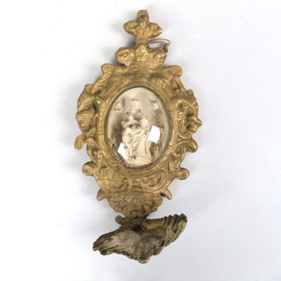 un cadre doré sur lequel figure le portrait d'une femme et d'un oiseau