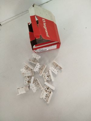 une boîte de Lego posée sur une table à côté d'une autre boîte de Lego