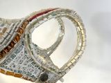 une sculpture représentant un poisson, réalisée à partir de papier journal