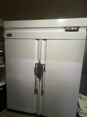 une photo d'un réfrigérateur blanc dans une cuisine