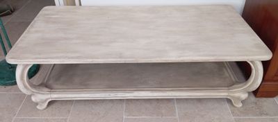 une photo d'une table basse dans un salon
