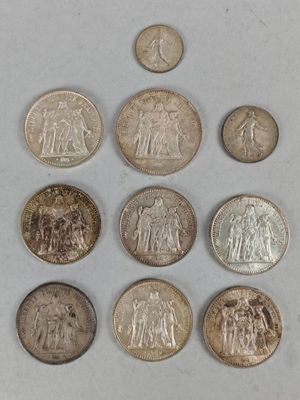 gros plan d'un paquet de pièces de monnaie posé sur une table