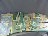 plusieurs gilets verts et jaunes ornés de croix, posés sur une table