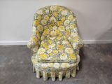 une photo d'une chaise et d'un pouf à motifs floraux jaunes et verts