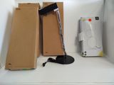 un boîtier muni d'une télécommande et un boîtier sur lequel est posée une télécommande