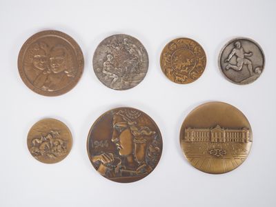 7 différentes médailles en bronze ou métal argenté et patiné…