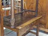 une table en bois avec un banc au milieu de la pièce