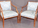 deux chaises en bois avec un revêtement bleu, un revêtement bleu, un revêtement bleu, un revêtement bleu, un revêtement bleu, un revêtement bleu, un revêtement bleu, un revêtement bleu, un revêtement bleu