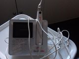 un téléphone portable posé sur un plateau, sur une table