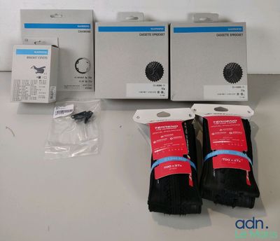 deux paires de chaussettes noires et une paire de chaussettes noires posées sur une table