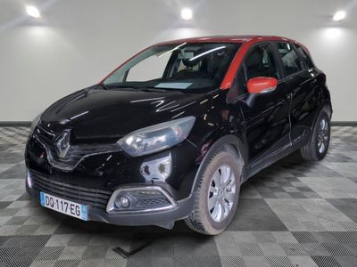 la voiture noire est garée sur un sol en damier dans le garage