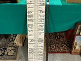 une table recouverte d'une nappe, une table sur laquelle est posée une nappe et une table recouverte d'une nappe verte