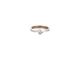 gros plan d'une bague en diamant sur fond blanc