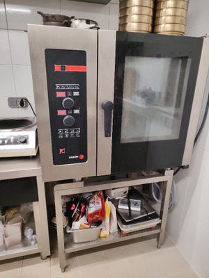 une image d'un four commercial dans une cuisine