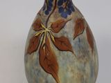 un vase orné d'un motif marron et bleu