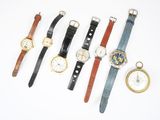 plusieurs types de montres sont alignés sur une surface blanche