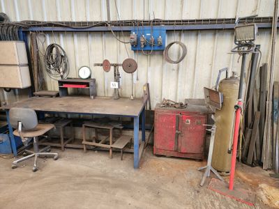 une photo d'un atelier rempli d'outils
