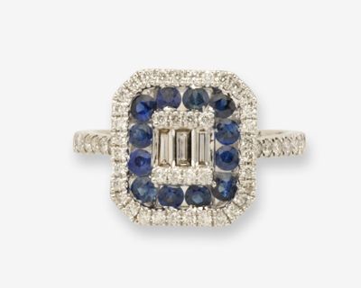 gros plan d'une bague en diamant et saphir sur fond blanc