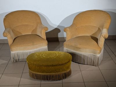 two chairs that are sitting next to each other