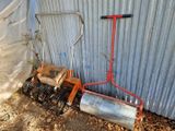 une petite machine posée à côté d'un bâtiment