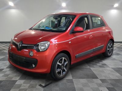 la photo d'une voiture rouge garée dans un garage