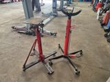 deux étagères rouges sur lesquelles sont posés des outils, dans un garage