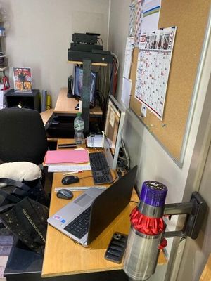 un bureau sur lequel se trouvent un ordinateur portable et un ordinateur portable