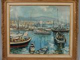 tableau représentant une scène de port avec des bateaux sur l'eau et des montagnes en arrière-plan