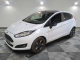 La Ford Fiesta blanche est garée dans le garage.