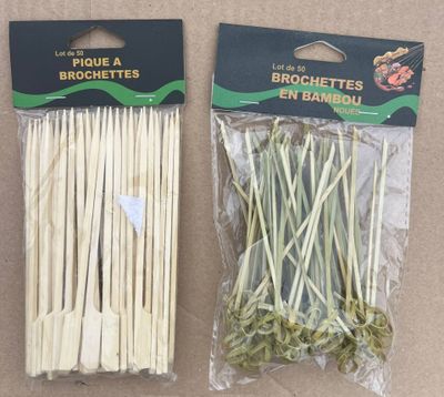 deux paquets de cure-dents posés sur une table