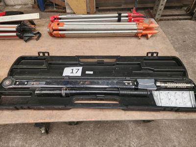 une mallette à outils noire contenant des outils, posée sur une table