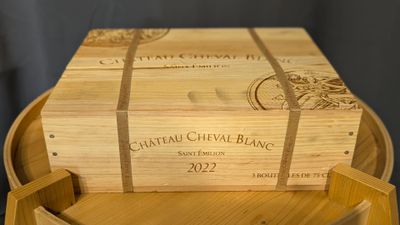 une boîte en bois posée sur une table