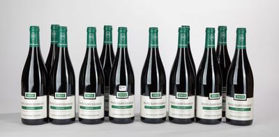 six bouteilles de vin alignées sur une table