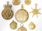 Plusieurs types de médailles d'or sont exposés sur un fond blanc