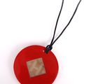 collier en verre rouge orné d'une pierre carrée au centre