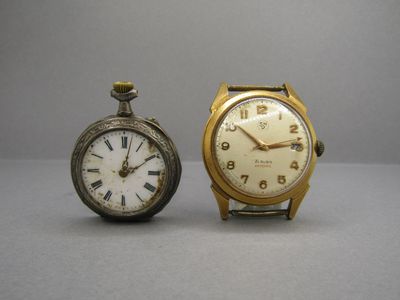 Montre de col en argent poinçon Crabe (manques), diamètre 3 cm et boit - Photo 1