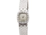 un gros plan d'une montre sertie de diamants sur fond blanc