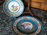 deux assiettes posées sur une table