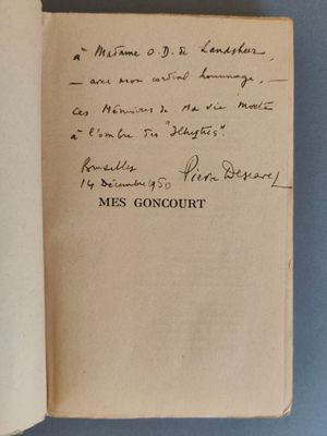 un livre ouvert avec une écriture manuscrite posé sur une table