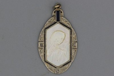 Médaille en or ornée d’une Vierge sur nacre dans un entourage de diama