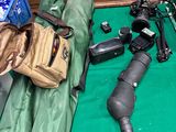 une table verte sur laquelle sont posés plusieurs appareils photo et d'autres objets