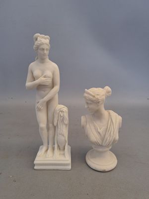 paire de petits bustes en marbre blanc représentant une femme et un homme